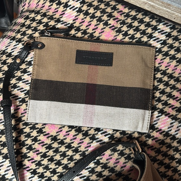 Burberry 💯 Authentic Slim tote in canvas with black leather! EUC - Picture 10 of 15